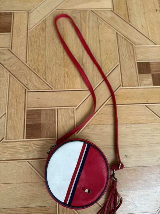 Червона сумка кругла з довгим ремінцем через плече крос-боді
