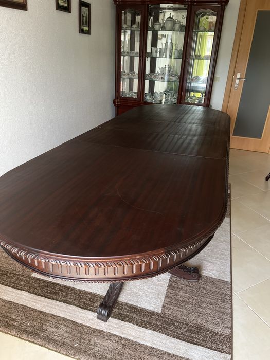 Mesa de madeira maciça em mogno trabalhada