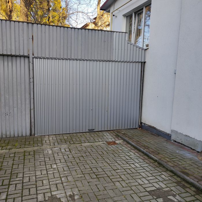 Продаж 4кн,квартири в будинку,р-н Кобилянської.