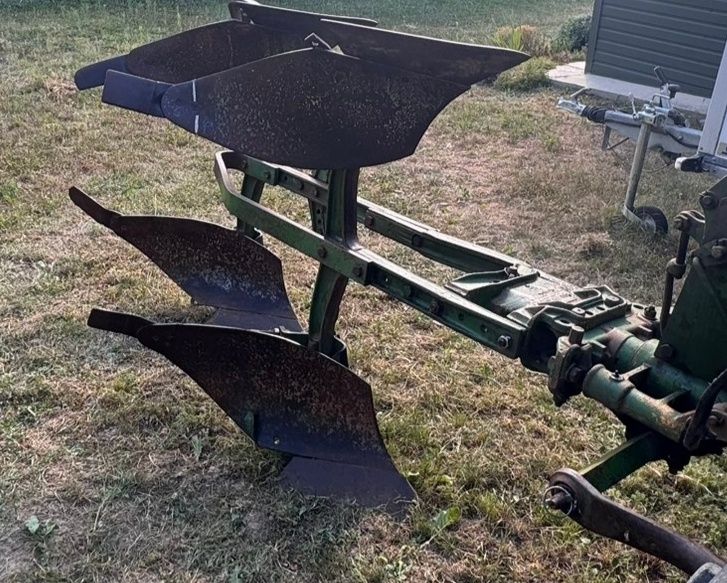Плуг John Deere двохкорпусний