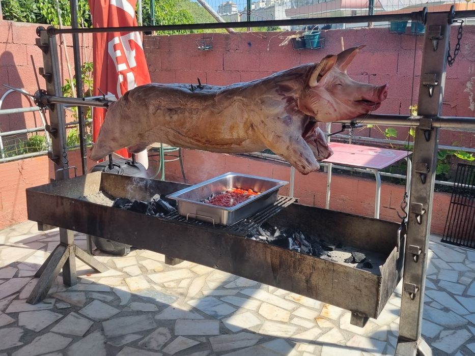Assador porco no espeto