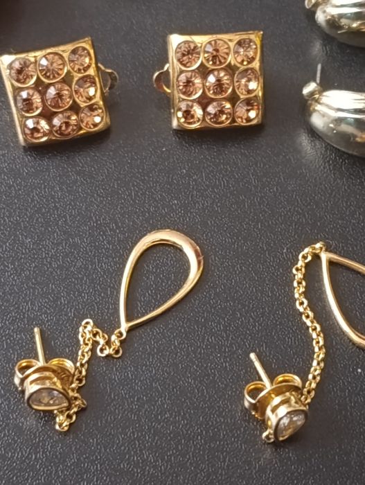 Conjunto de vários anéis e brincos