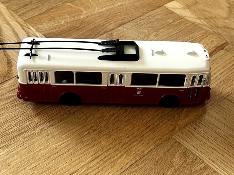 Małe autko z okresu PRL/resorek trolejbus