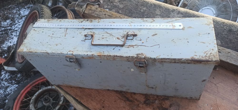 Ящик залізний з ручкою