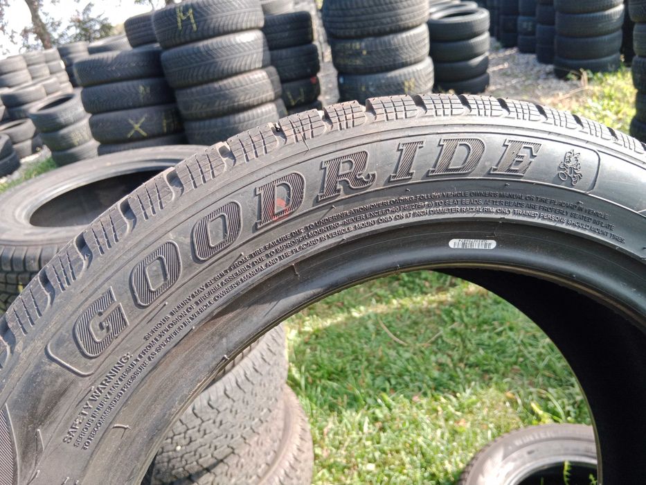 Opona używana 215/55R17 Goodride SW608 Snowmaster 1szt.