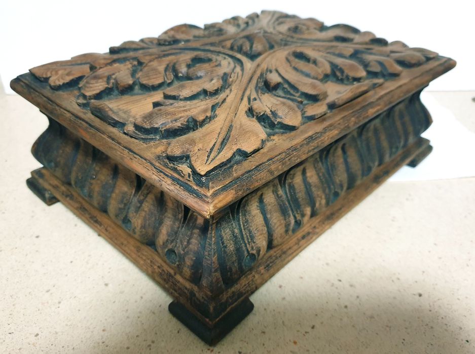 Fantástica grande antiga caixa de cigarros em talha