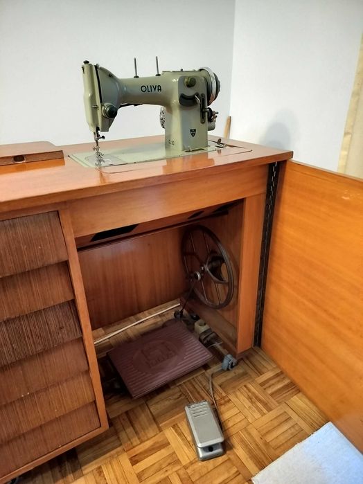 Máquina de costura Oliva CL50 com motor e pedal elétrico