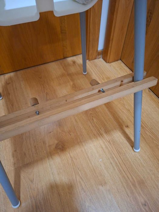 Cadeira IKEA ANTILOP com almofada redutora e apoio de pés