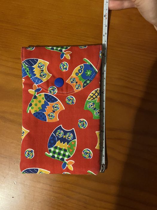 Estojo feito à mao com padrão de corujas/mochos