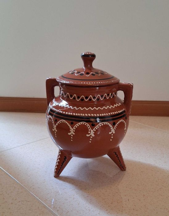 Pote em louça de barro vermelho