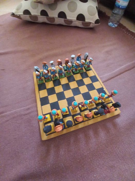Xadrez Antigo com Peças em Argila pintadas à mão.