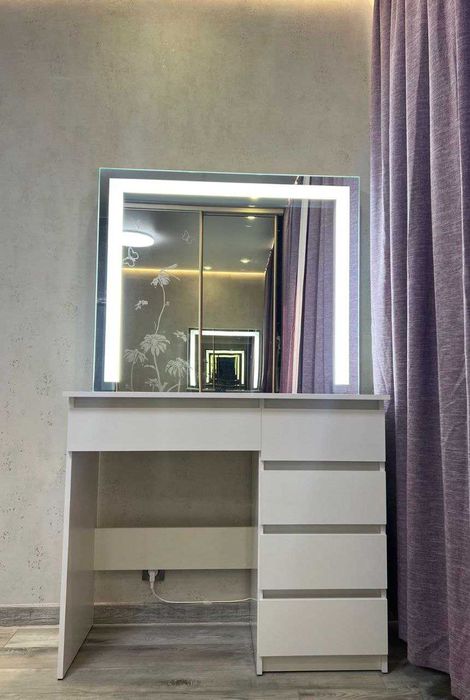 Макияжное визажное зеркало стол бровиста туалетный гримерный лампочкам