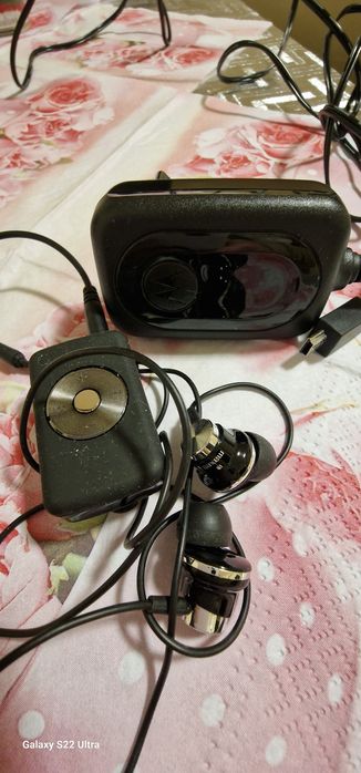 Zestaw bluetooth z słuchawkami oraz ładowarka