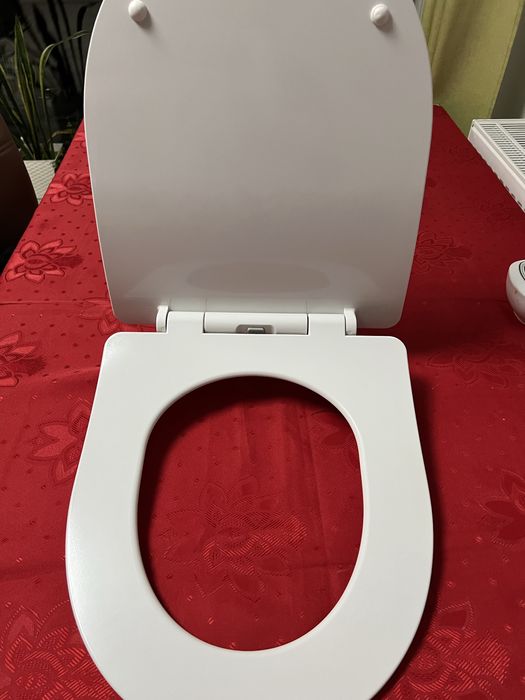 Deska sedesowa wolno opadająca.