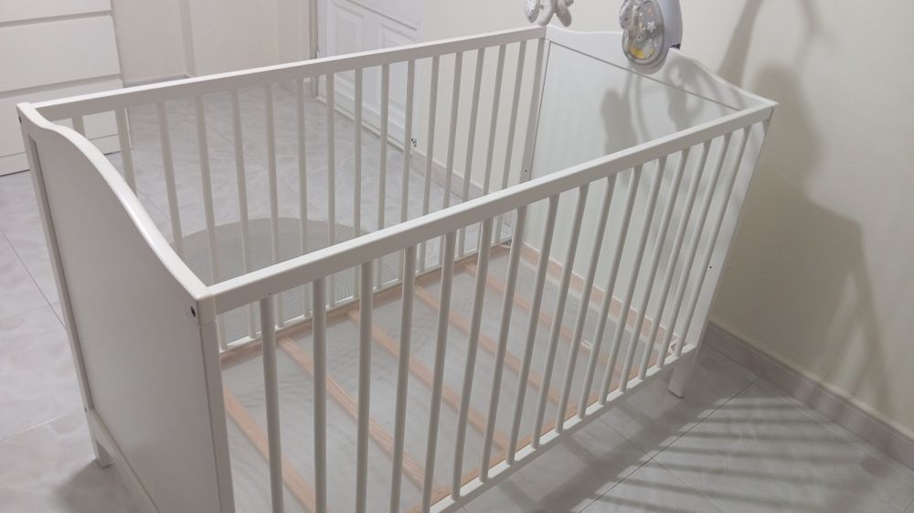 Berço de grandes branco
