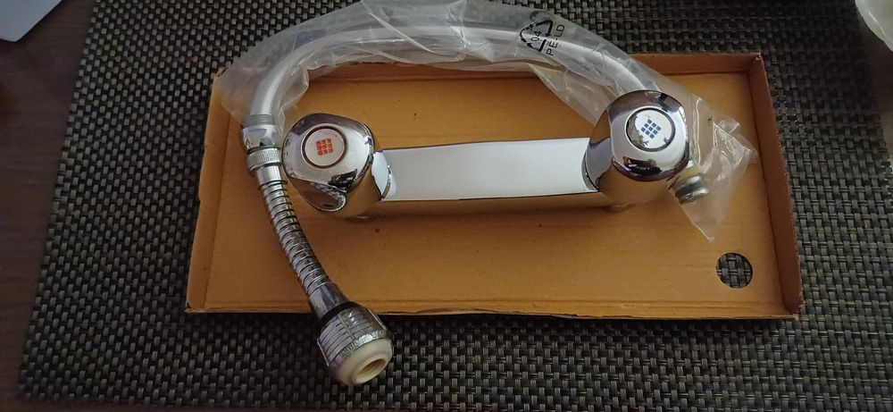 Double-handle wall-mounted kitchen faucet423919876823459842