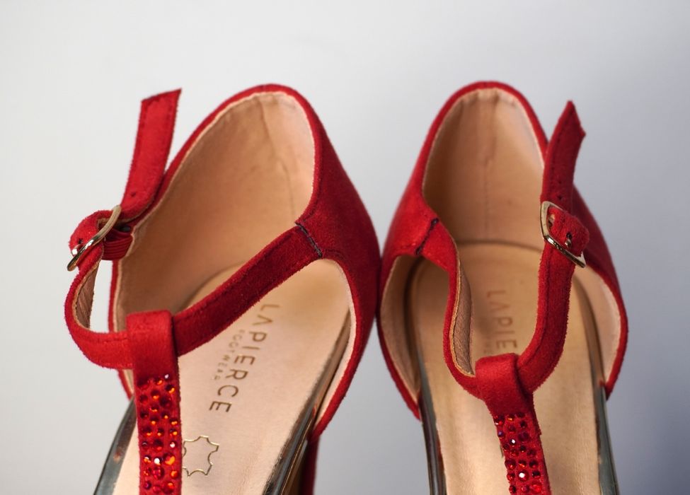 Sapatos de salto alto vermelhos