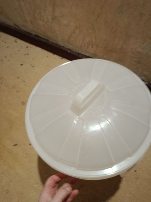 Ведро,бак с крышкой.