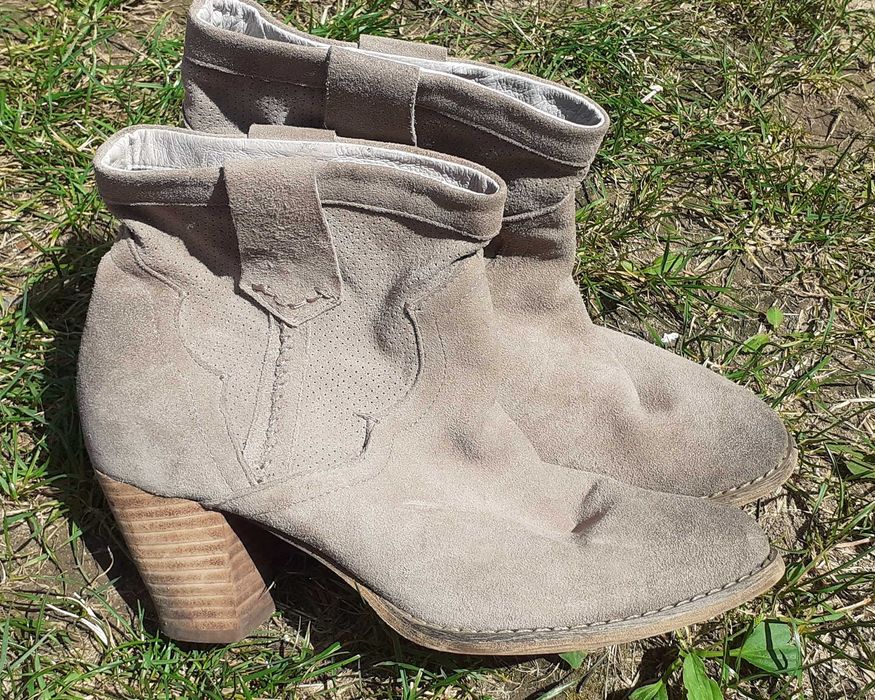 Botki zamszowe bezowe rozm 39 Marc Bohan