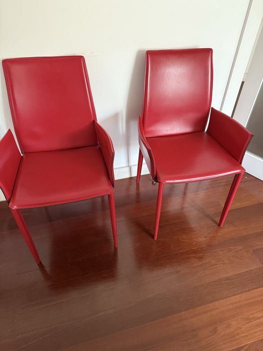 Conjunto de seis cadeiras em pele vermelhas