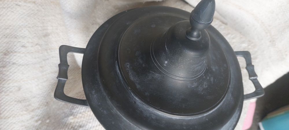 Pote em estanho decorativo