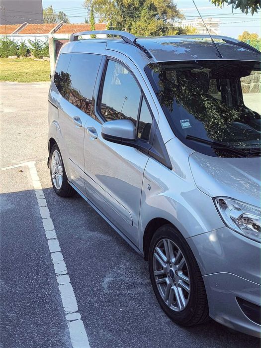 Carrinha Ford Tourneo Courier 1.0 EcoBoost Titanium