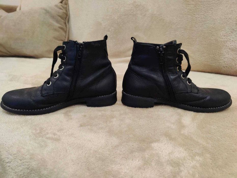 Botas 100% pele de menina em excelente estado tam. 33