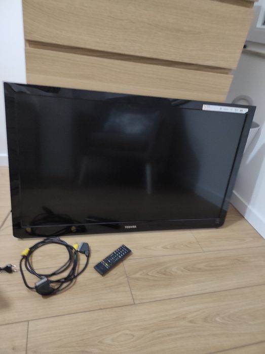 LCD TOSHIBA com comando e cabo HDMI