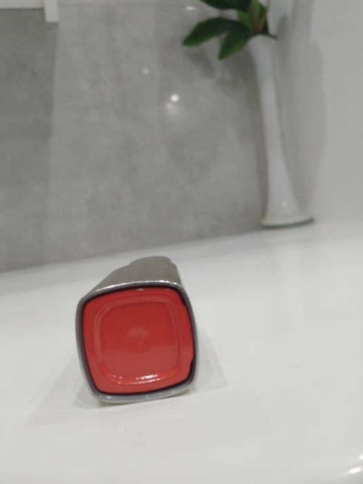 Piękna płynna pomadka w czerwono koralowym odcieniu