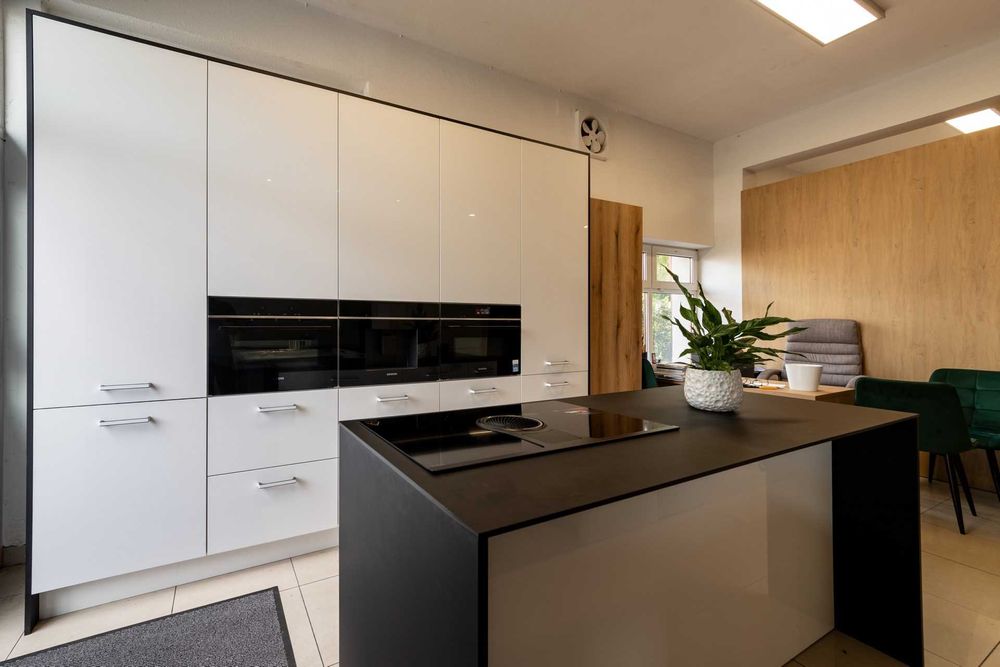 Kuchnia z ekspozycji. akryl w połysku