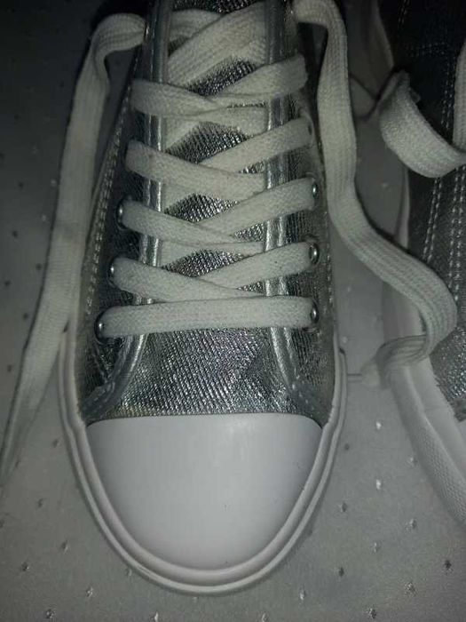 Reserved srebrne metaliczne trampki 37