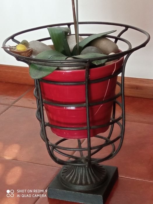 Floreira-estrutura em metal