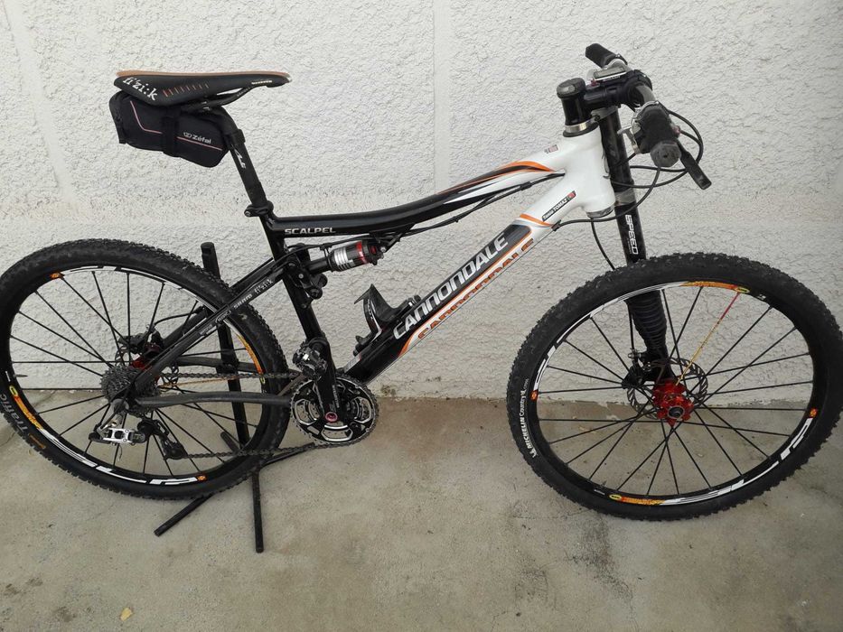 Bicicleta BTT Marca Cannondale em carbono
