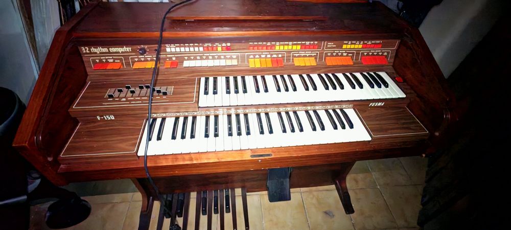Orgão Musical F-150 32 Rhythm  - Como Novo
