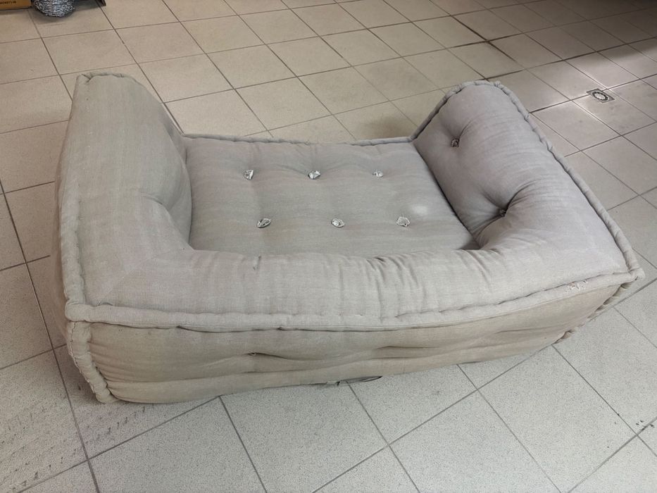 sofá baixo, para espaço pequeno, ou para quarto.