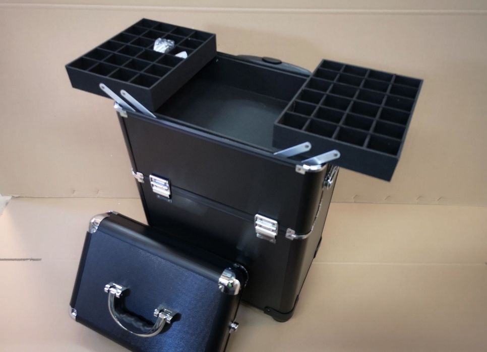 Kufer kosmetyczny na rolkach duży