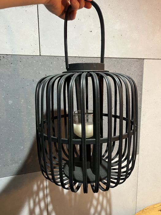 Czarny lampion, świecznik, latarnia