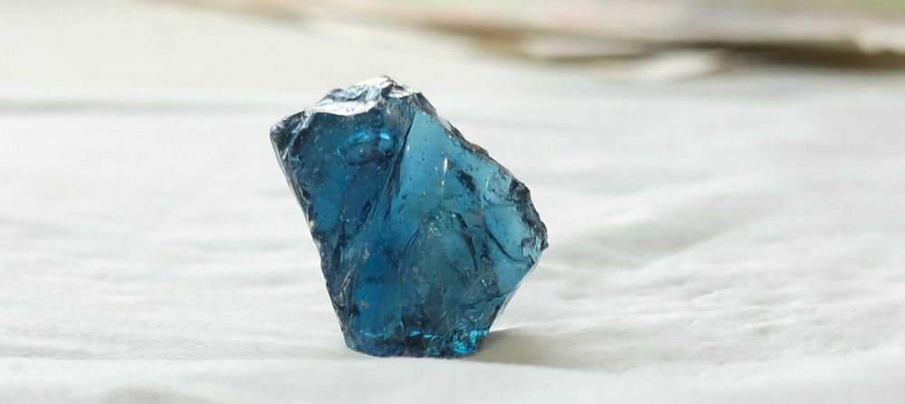 Mineral azul em estado bruto
