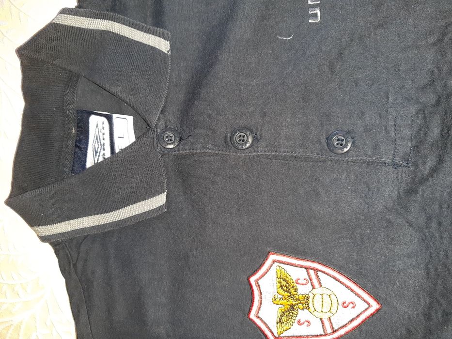 Polos do salgueiros com símbolo bordado