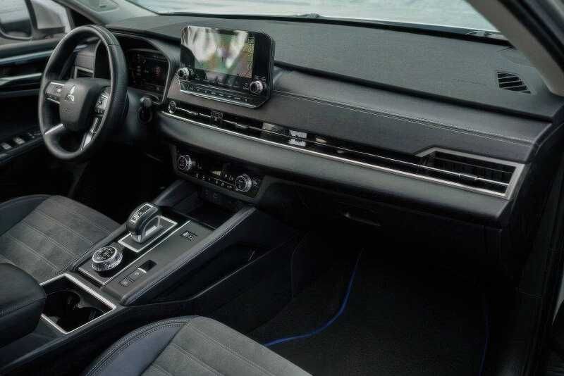 2023 Mitsubishi Outlander PHEV SE