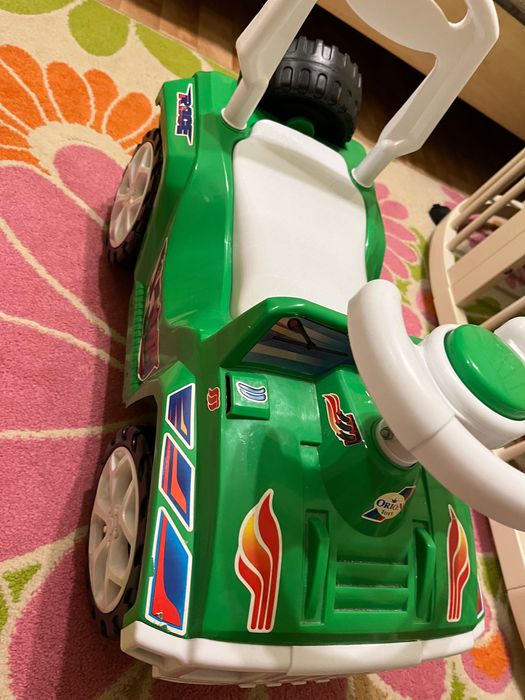 Машинка толокар зелена