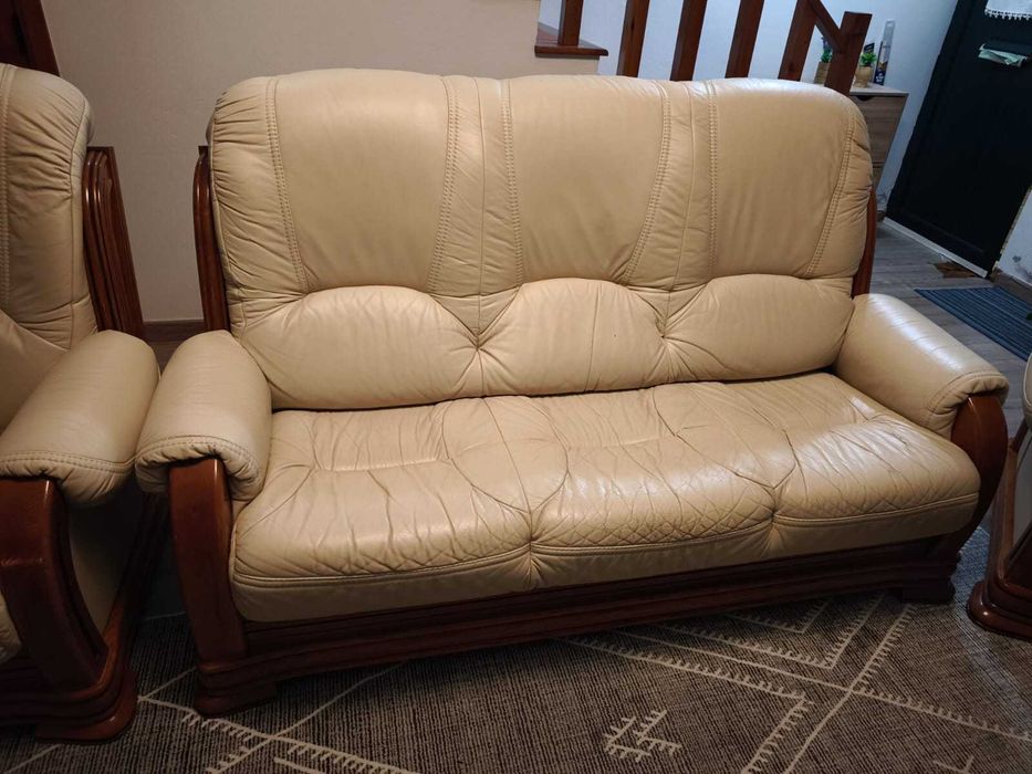 Conjunto sofá 3 lugares + 2 poltronas em pele e madeira maciça