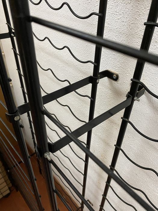 Garrafeira metálica vertical com capacidade para 105 garrafas