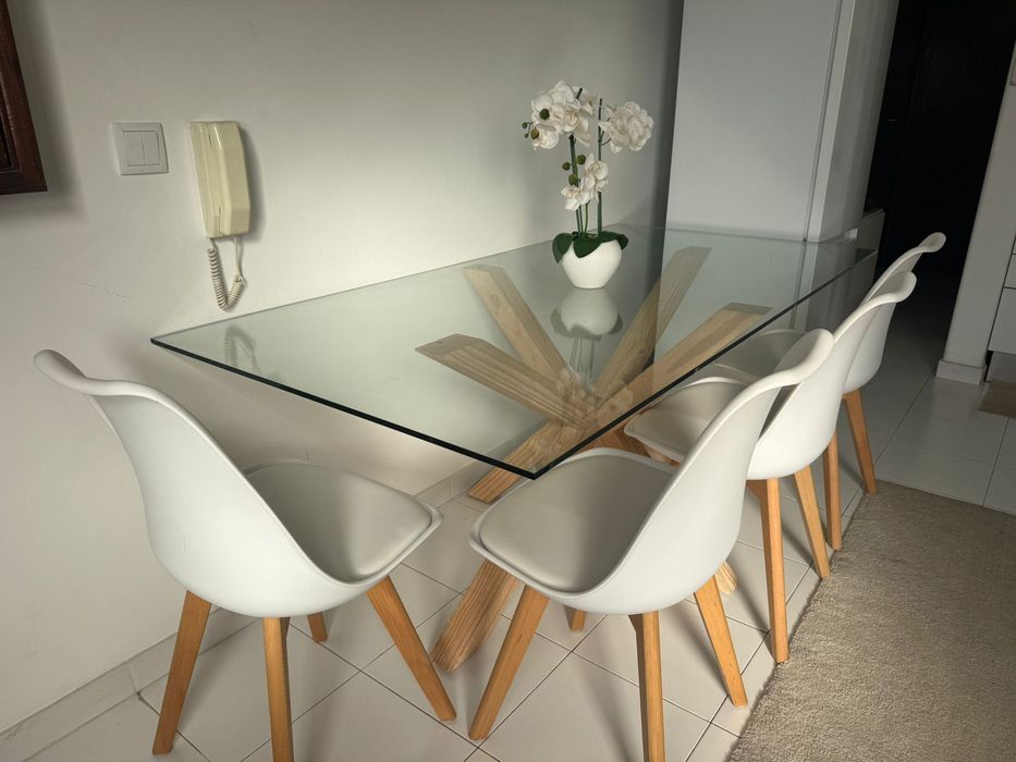 Mesa de Vidro com 4 cadeiras brancas