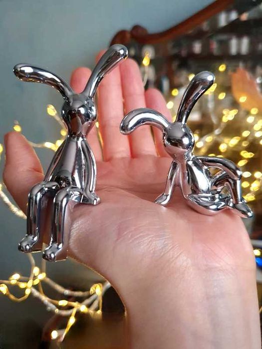 2 Coelhos decorativos prateados de aspecto espelhado brilhante