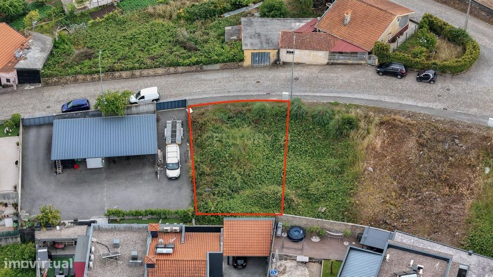 Terreno Urbano - Viabilidade de Construção de Moradia V3 de 3 frentes