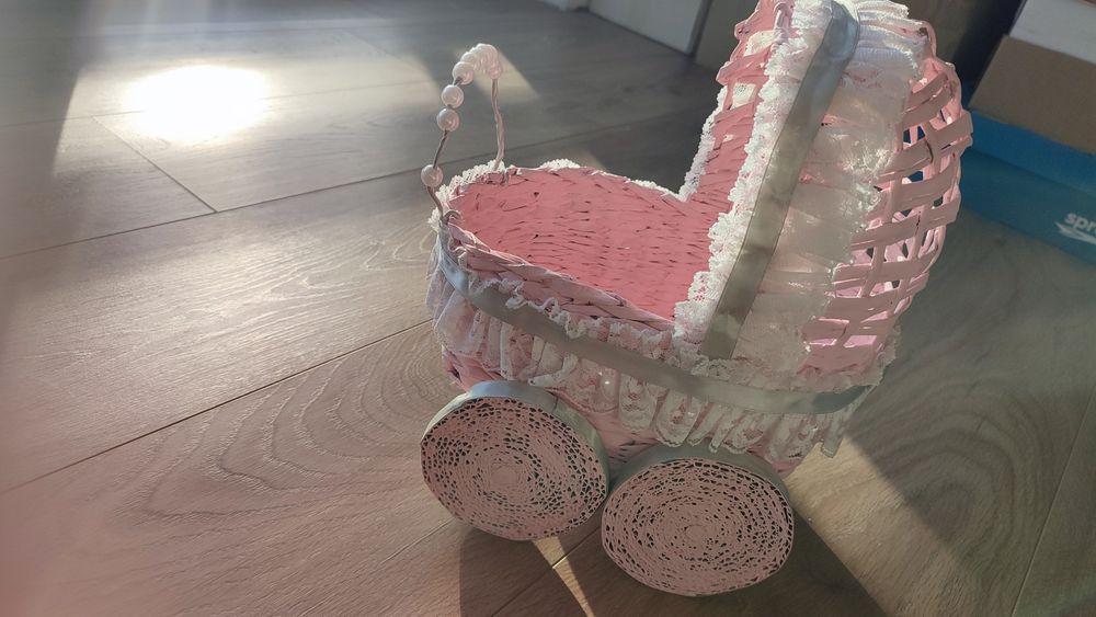 Wózek malutki na prezent na opakowanie