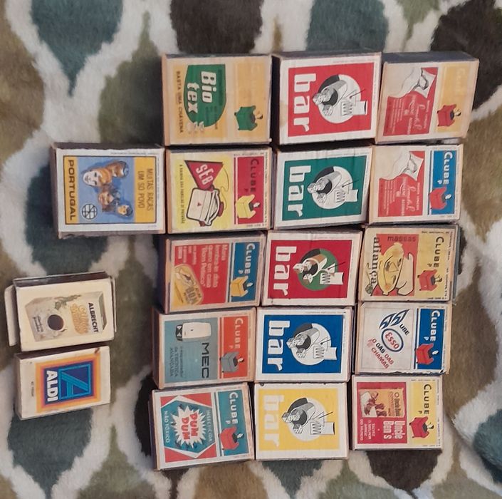 Caixas de fósforos grandes e peq