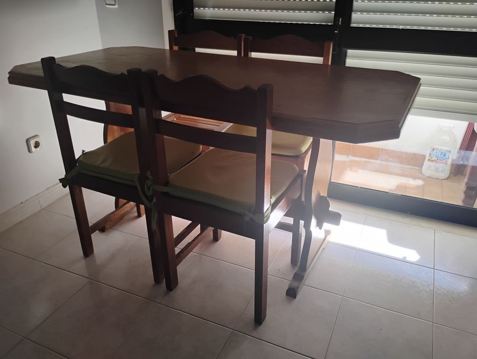Mesa com 4 cadeiras