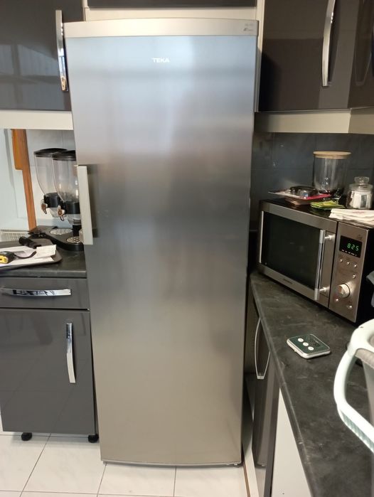 Frigorífico vertical marca Teka em muito bom estado